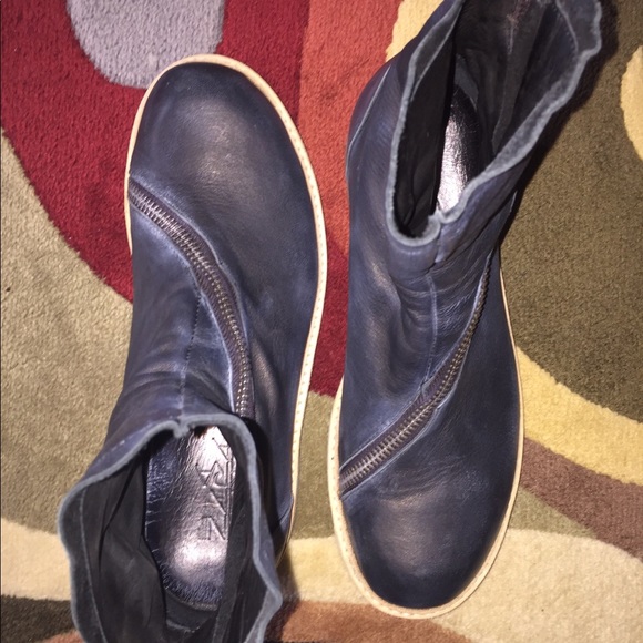 Cinzia Araia Navy Asymmetrical Boot - Picture 2 of 5